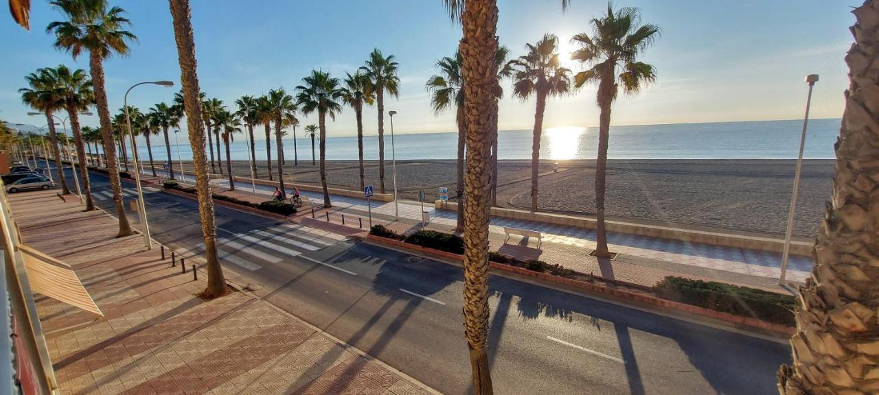 Première ligne de mer Roquetas de Mar Extérieur photo